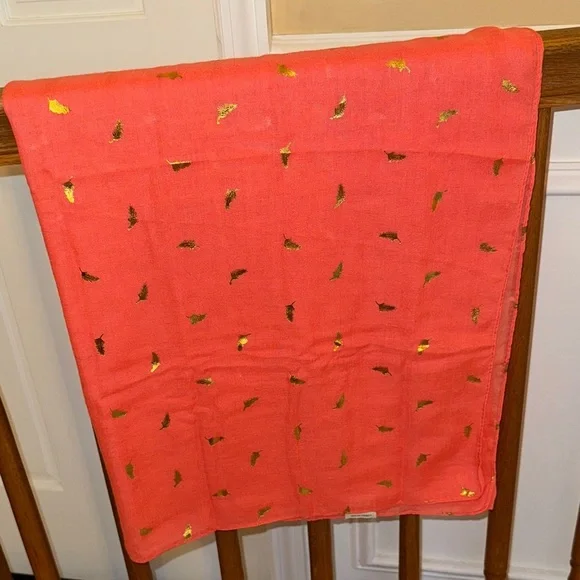 LERDU Coral Scarf with Gold Details - Picture 12 of 14